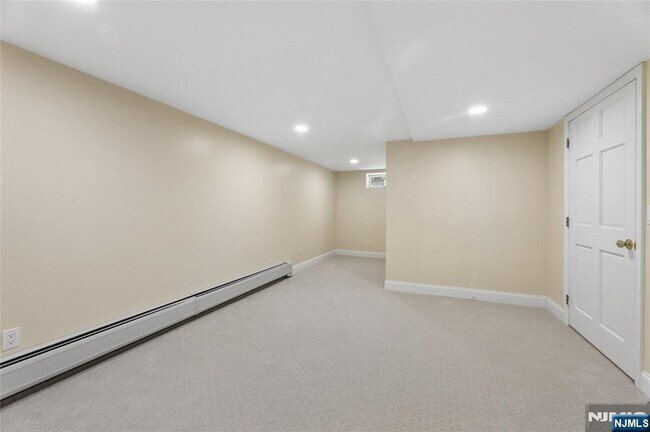 Building Photo - 2 W Saddle River Rd