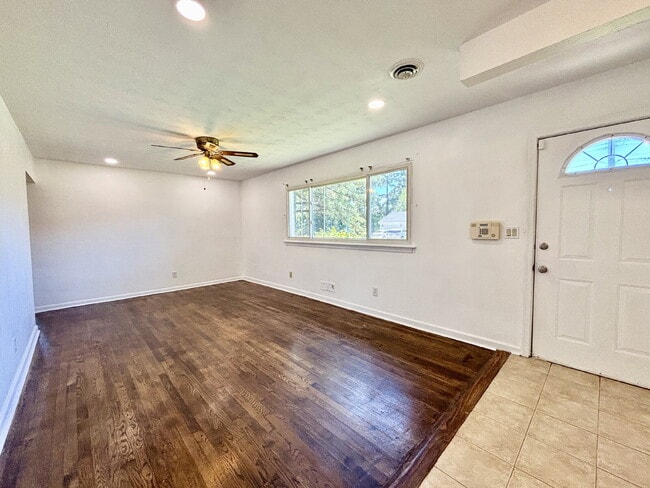 Building Photo - Gorgeous Updated Home in Virginia Beach!