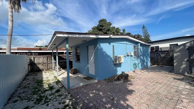 Building Photo - 2645 SW 33rd Ave