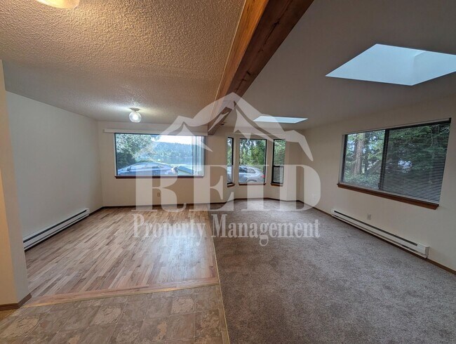 Building Photo - Illahee6056