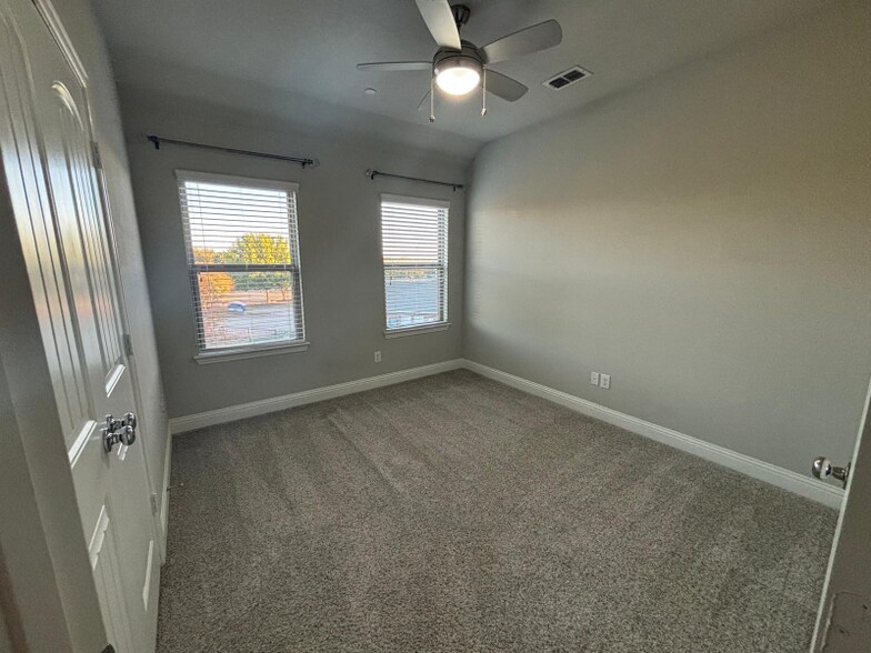 Building Photo - 6142 Rainbow Valley Pl