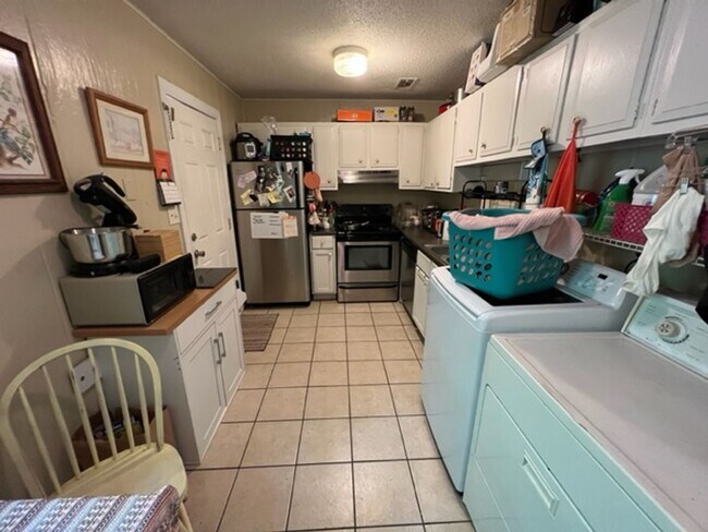 Building Photo - 2 Bedroom 1 Bathroom Duplex in Winterville!