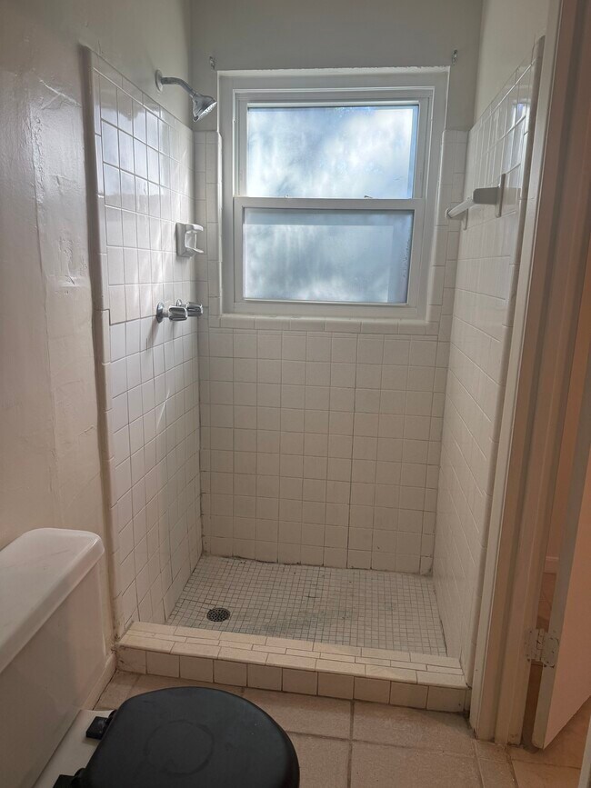 Building Photo - 810 N Hudson St