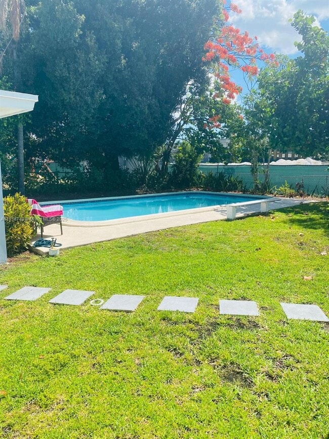 Building Photo - 1810 SW 22nd Ave