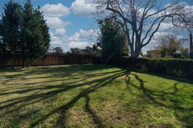 Building Photo - 1410 Encino Ave