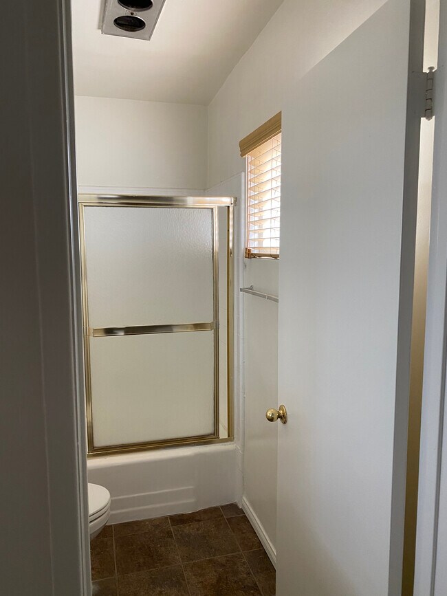 Main Bedroom En Suite Bathroom - 11983 Walnut Ln