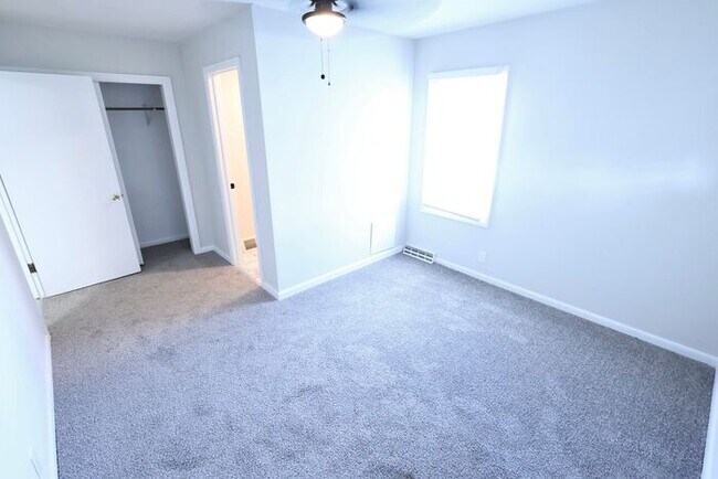 Building Photo - 894 Sutherland Ave