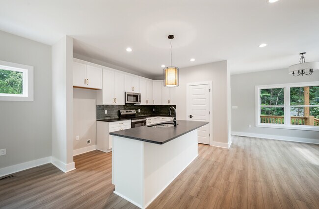 Building Photo - 415 Kershaw Dr