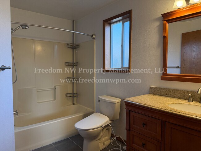 Building Photo - 6150 E Sarazen St SE