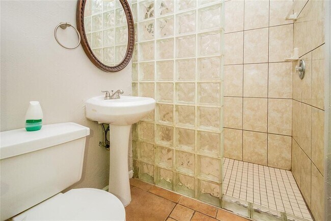 Building Photo - 1197 W Lakeview Cir