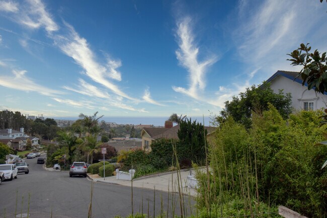 Building Photo - 2845 El Oeste Dr