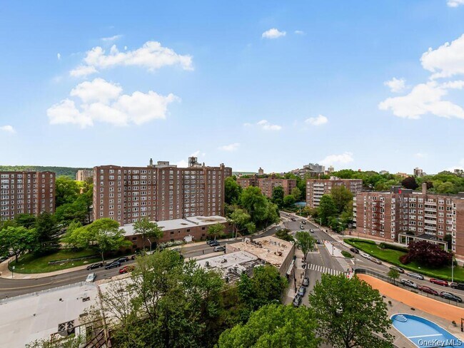 Building Photo - 555 Kappock St