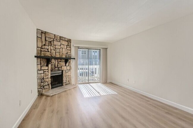Building Photo - Updated 1BR in Prime DTC Location