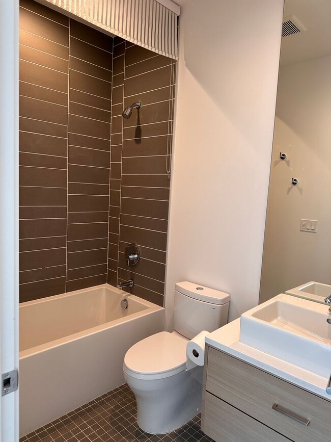 Building Photo - 3 Bedroom 3.5 Bath River Views - Walk to Old Mill