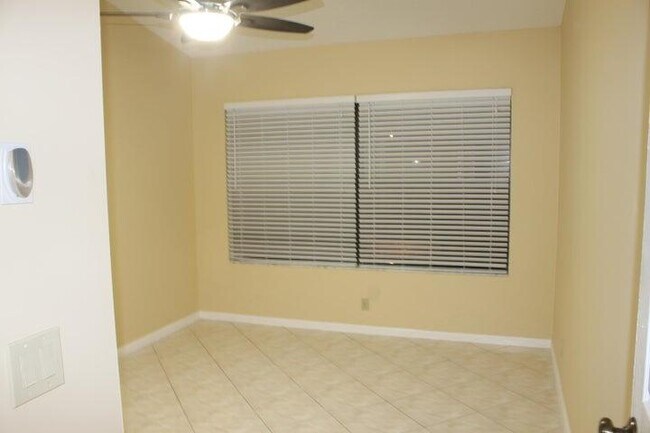 Building Photo - 1518 Primrose Ln