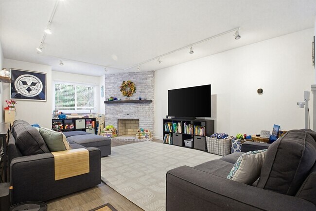 Building Photo - 49 Captain Eames Cir