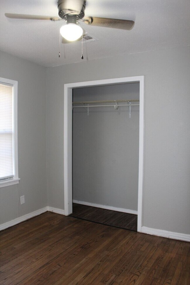 Building Photo - 3 bedrooms with appliances!