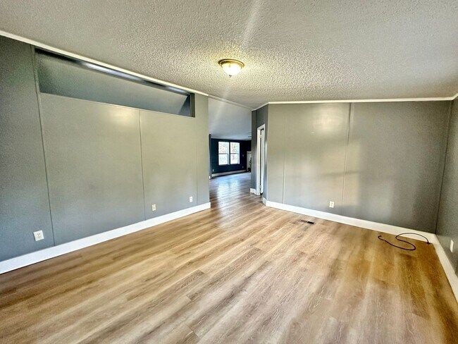 Building Photo - 4 Bedroom/2 Bathroom in Chipley, FL