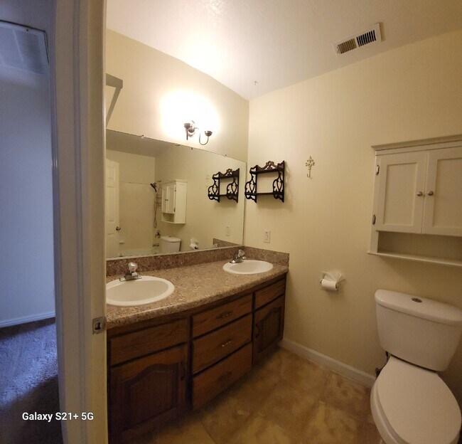 Building Photo - "Charming 3-Bed, 2-Bath Gem in St. George - Bloominton Hills  - Available March 2026