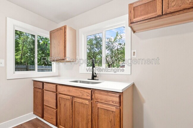 Building Photo - 1605 Pineview Rd