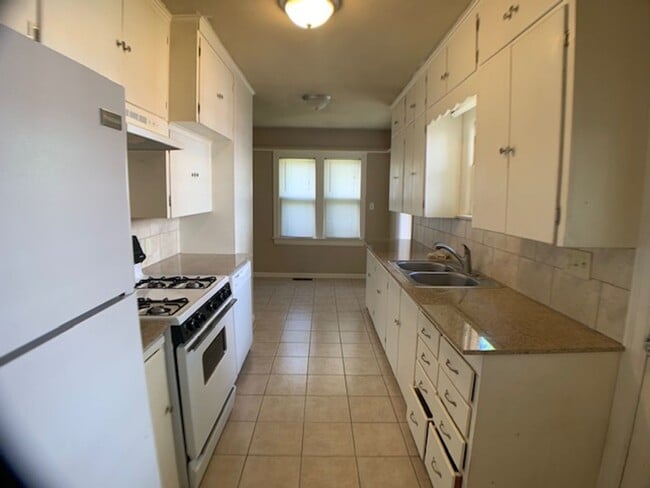 Building Photo - Huge 3 Bedroom OKC - Great Neighborhood