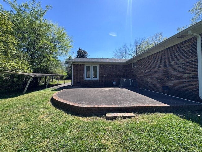 Building Photo - 2-3 bed/ 1 bath duplex with Carport