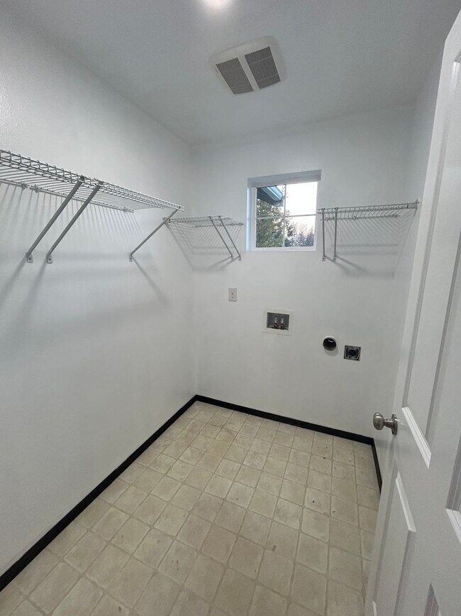 Building Photo - Large 4 bedroom 2.5 bath