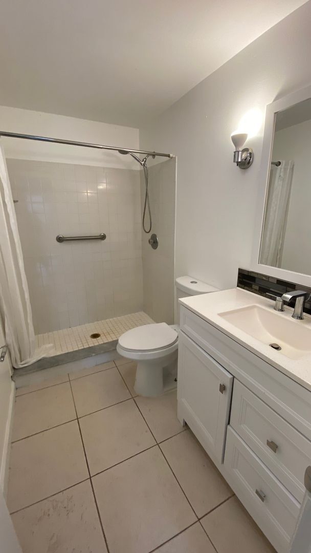 Building Photo - Spectacular Lakeview Home ~ 3 Bed or 2 Bed...