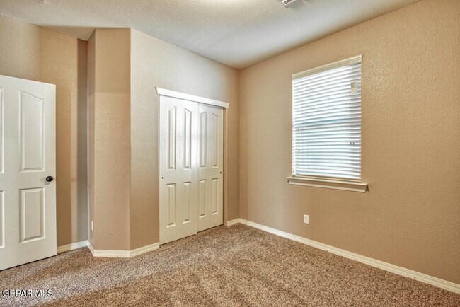 Building Photo - 221 S Stoneside Dr