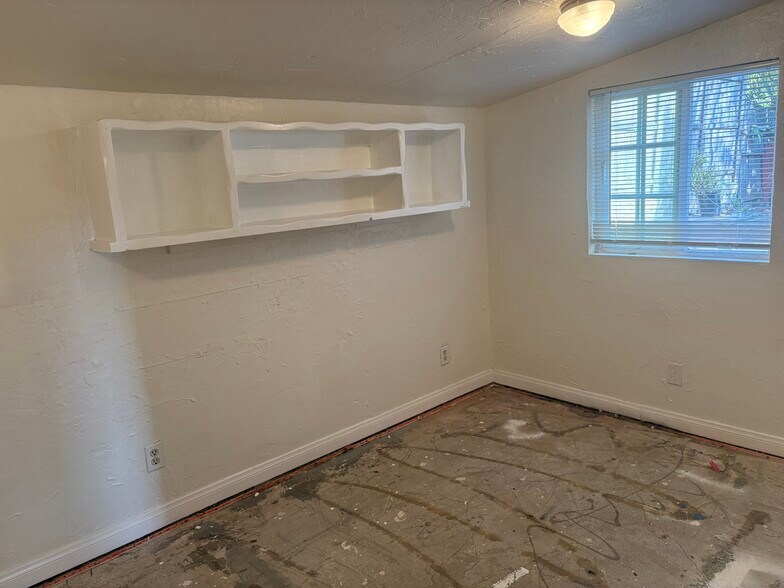 Back lower bedroom with window to private back yard - 2424 Jefferson St