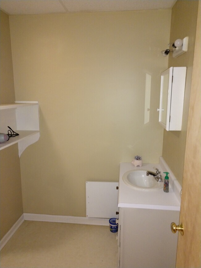 Bath Room 1 (2) - 1101 Odes Wilson Rd