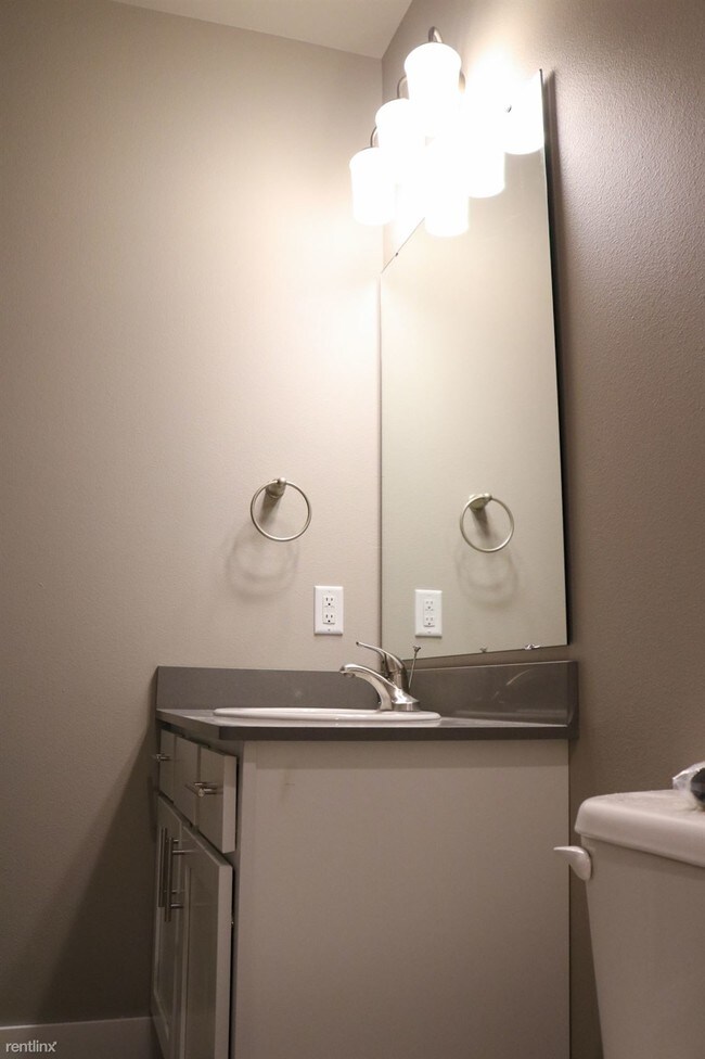 Building Photo - 2 br, 2 bath  - Maplewood Townhomes
