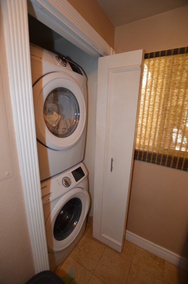 Building Photo - Meridian TOP FLOOR Furnished 1 bed | 1 bath condo with Strip and High Roller view.