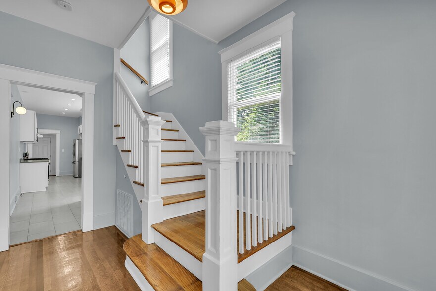 Staircase - 537 E 40th St