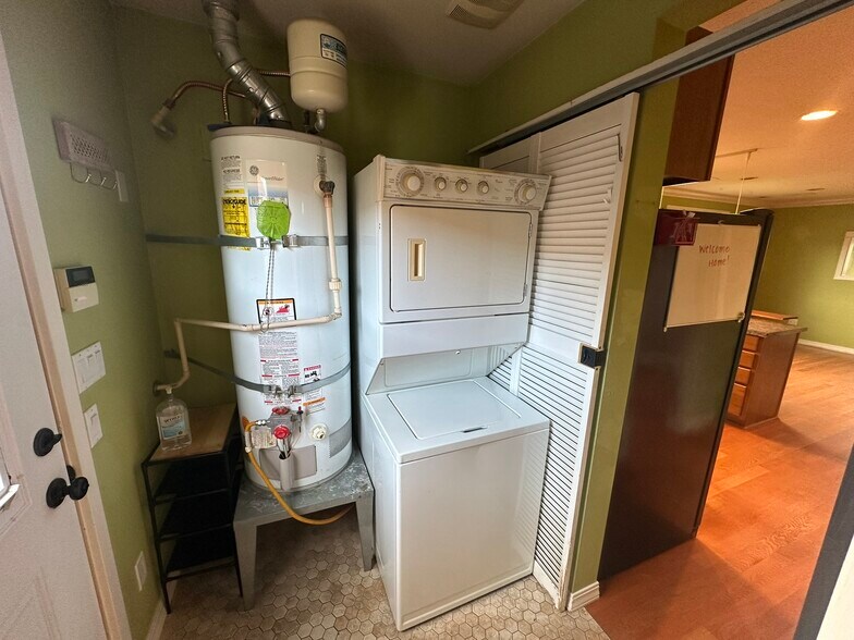 Building Photo - 701 S 59th St