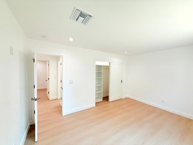 Building Photo - 10839 Fellows Ave