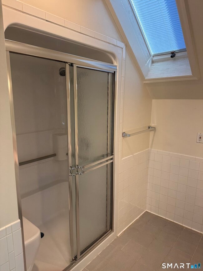 Building Photo - 546 W Taft Ave