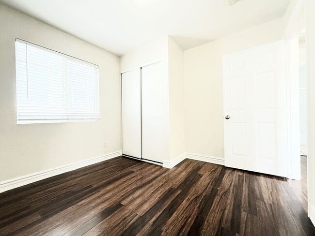 Building Photo - 844 W 54th St