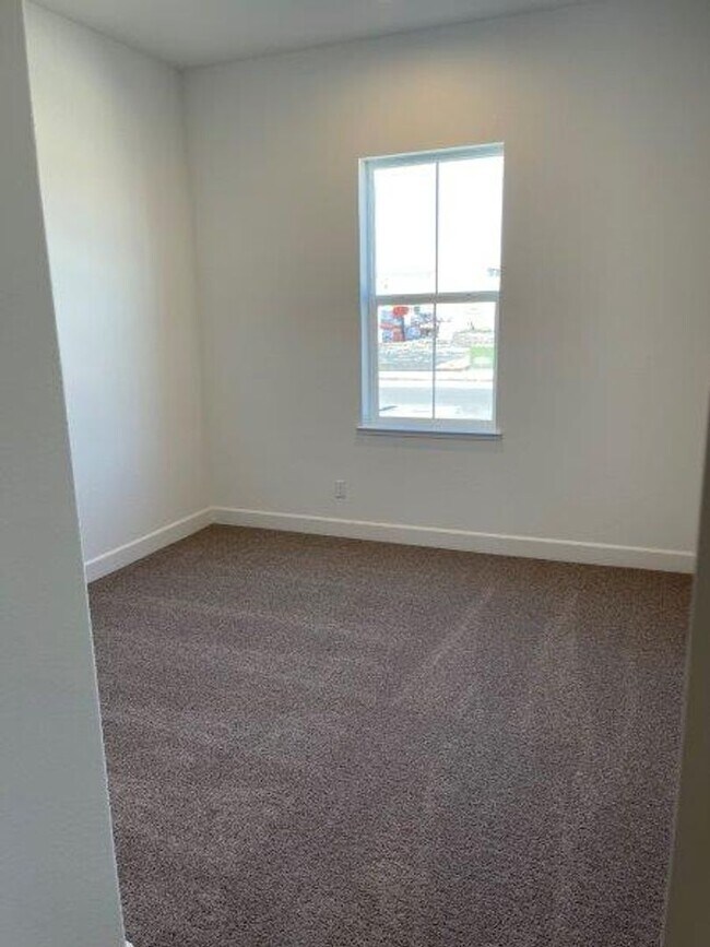 Building Photo - Fabulous Single Level 4 Bedroom in 95757