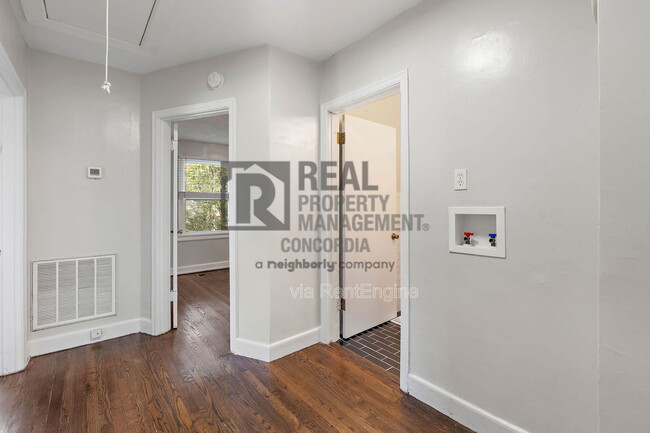 Building Photo - 2009 Oakwood Ave