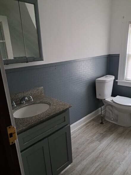 Building Photo - 261 Maple St