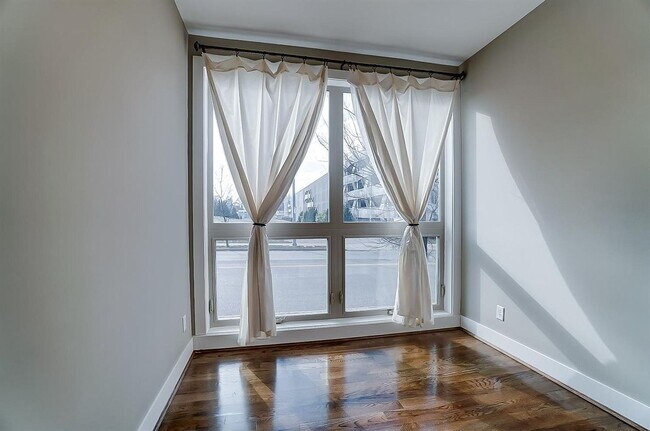 Full size windows in bedroom - 438 Northern Ave