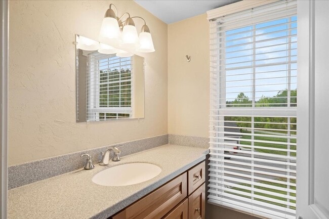 Building Photo - Bright and Spacious Home on Cascades Rd
