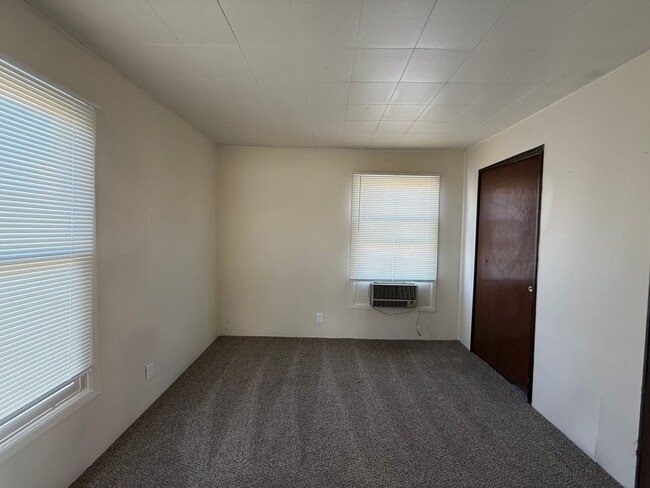 Building Photo - Budget Friendly Apartment!