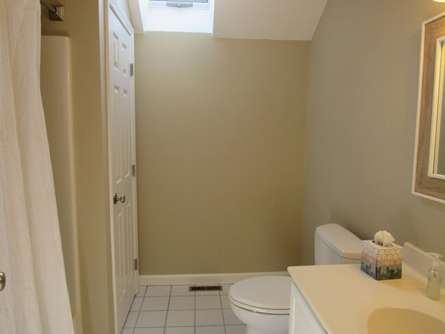 Building Photo - 45 Harbor Hill Dr