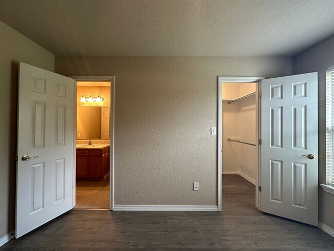 Building Photo - Beautiful Move In Ready 3 Bed 2 Bath for R...