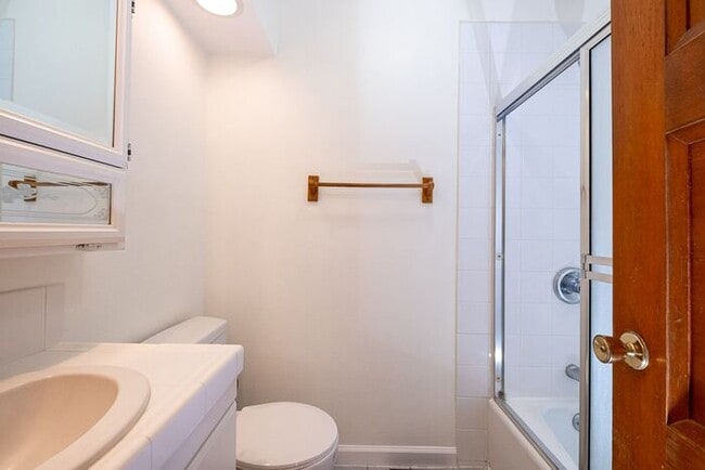 Building Photo - Milwaukie Duplex with Garage