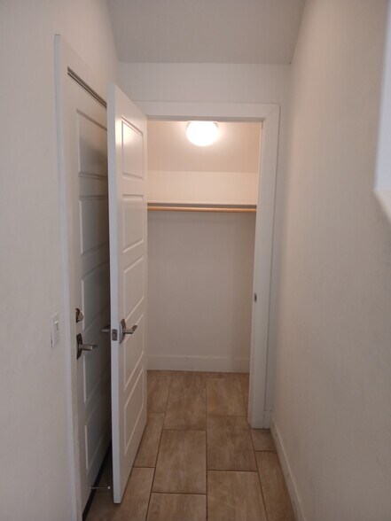 Building Photo - 135 W Live Oak Ave