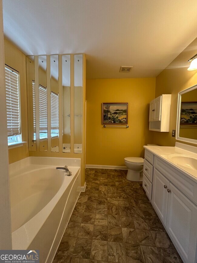 Building Photo - 1943 Oakbluff Way SW