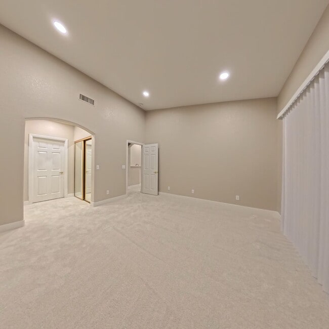 Building Photo - Beautifully Renovated 2nd-Floor Condo in Prime Location